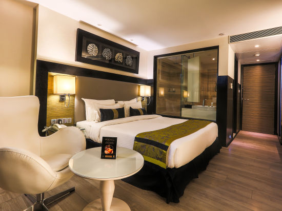 The Empresa Boutique Hotel - the king size and a sitting space beside it in the Executive Room in Andheri