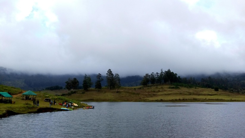 camps by a lake