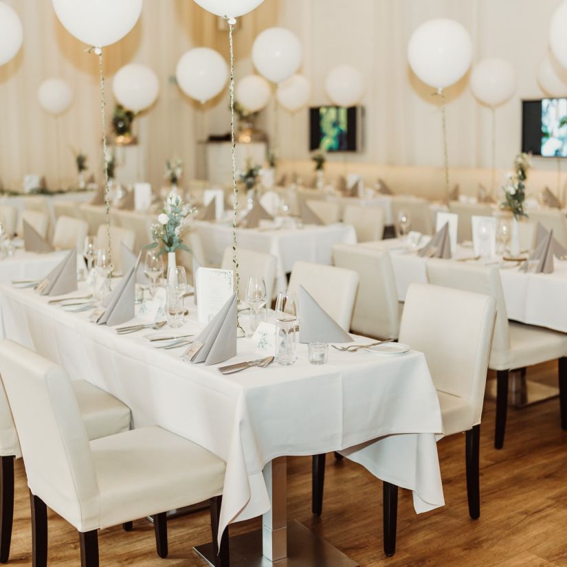 Seating arrangement in a banquet hall