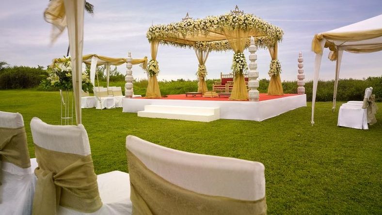 visually-stunning-wedding-lawns-in-delhi 1