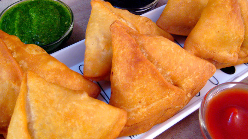 plate of samosas and chutney