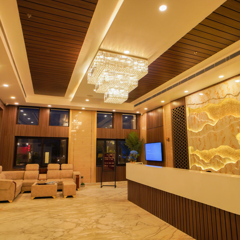 overview of the lobby with the reception desk and a fancy chandelier hung on the roof - Shanti Seaview Resort & Spa