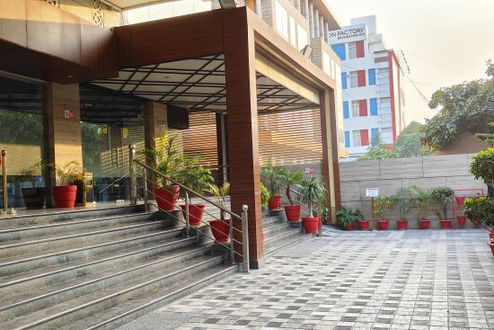 alt-text Outer view of Pinnacle by Click Hotels, Lucknow