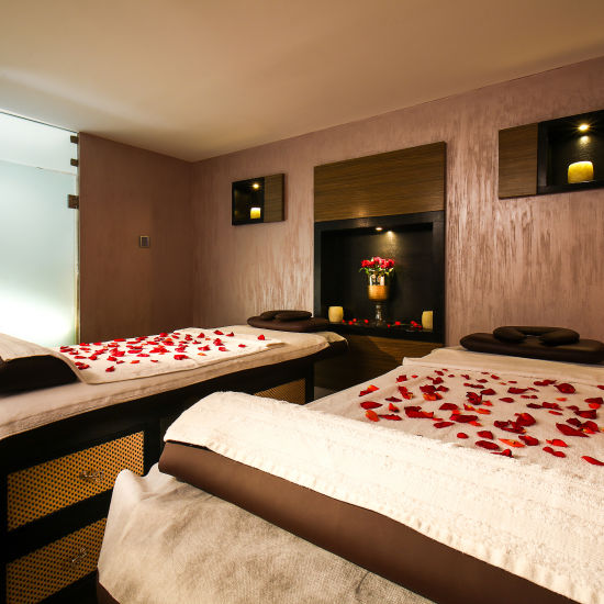 The Empresa Boutique Hotel - spa beds decorated with rose petals at the spa in Andheri