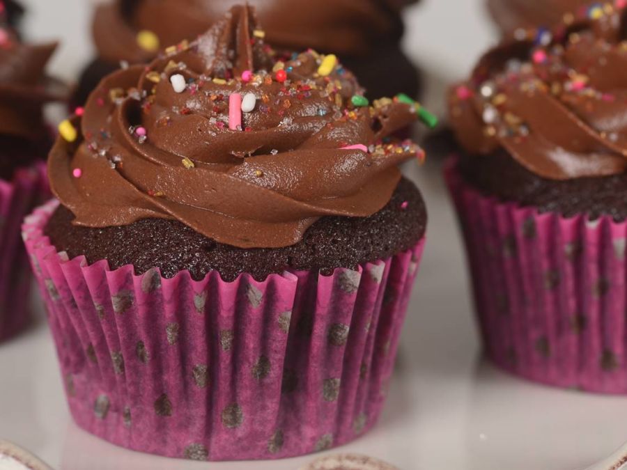 alt-text chocolate cupcakes kept on a plate 2