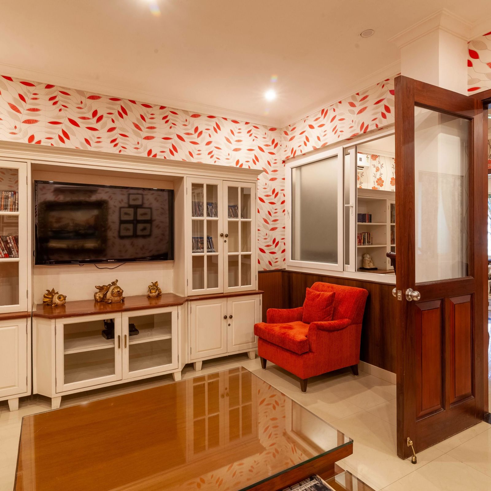 drawing room of one of the rooms equipped with shelves - Mayfair Palm Beach Resort, Gopalpur-on-Sea 