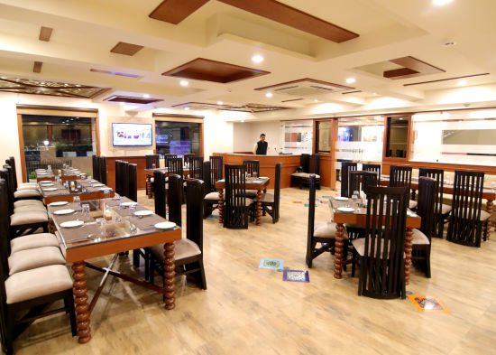 alt-text Seating arrangement at the Restaurant 1 - Udman Hotel Haridwar