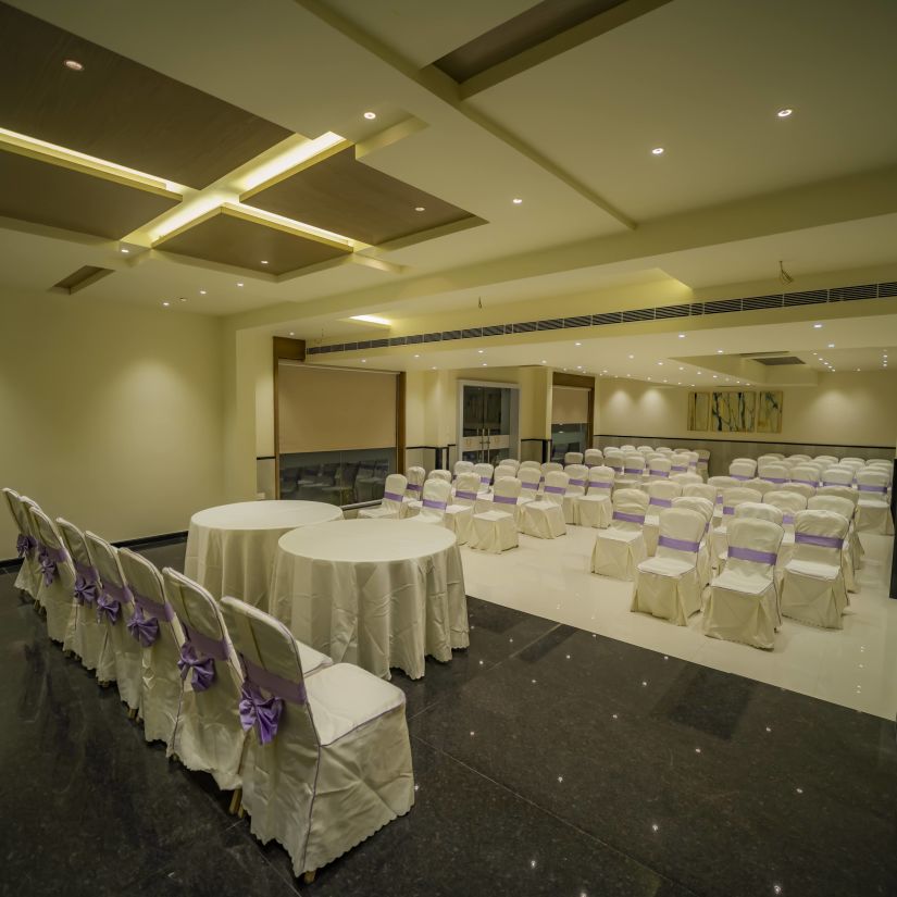 A picture of a spacious banquet hall in Ilkal