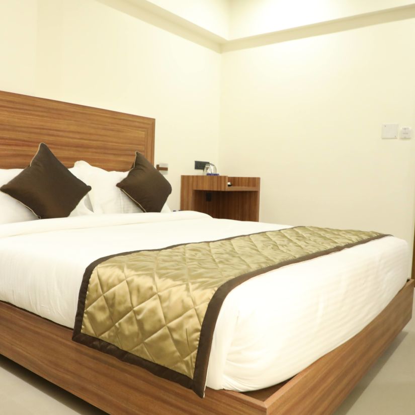 Deluxe King Room | Kyriad Hotel, Solapur