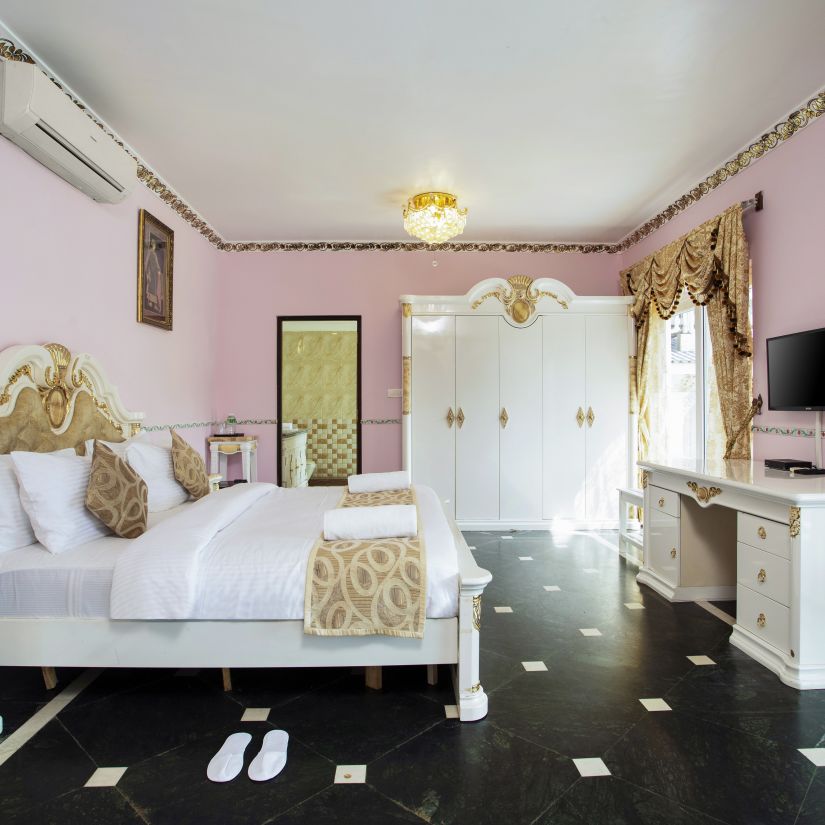 Maharaja Interiors features an airy room with light pink walls - Stone Wood Riverfront Resort, Siolim