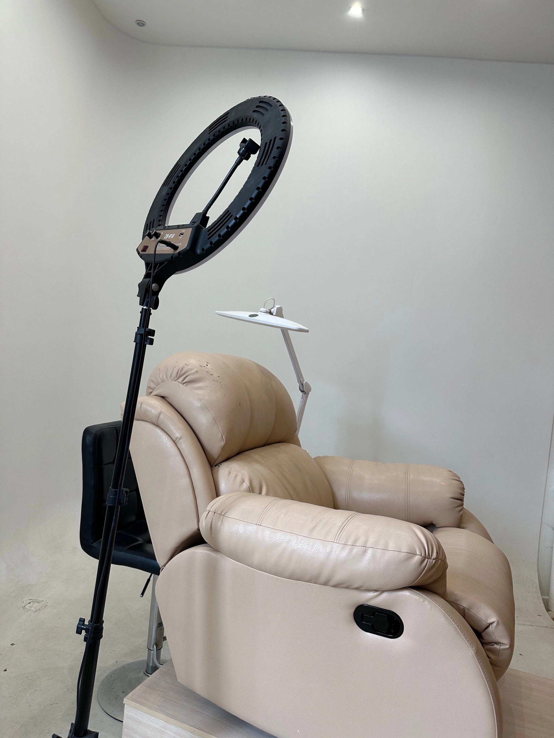 interior-Салон-красоты-Frau-beauty-Salon--in-lakki-crm