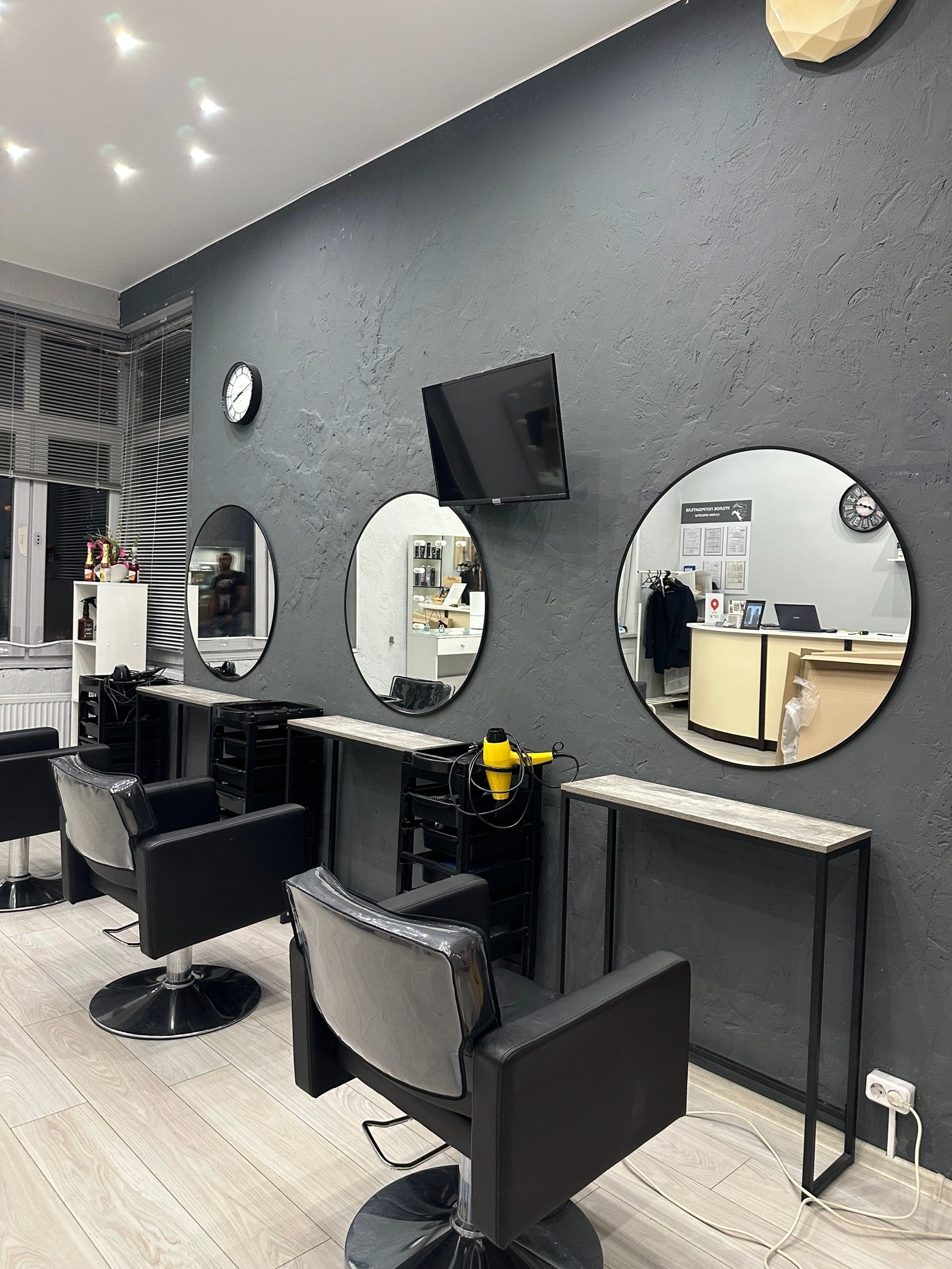 interior-Салон-красоты-Frau-beauty-Salon--in-lakki-crm