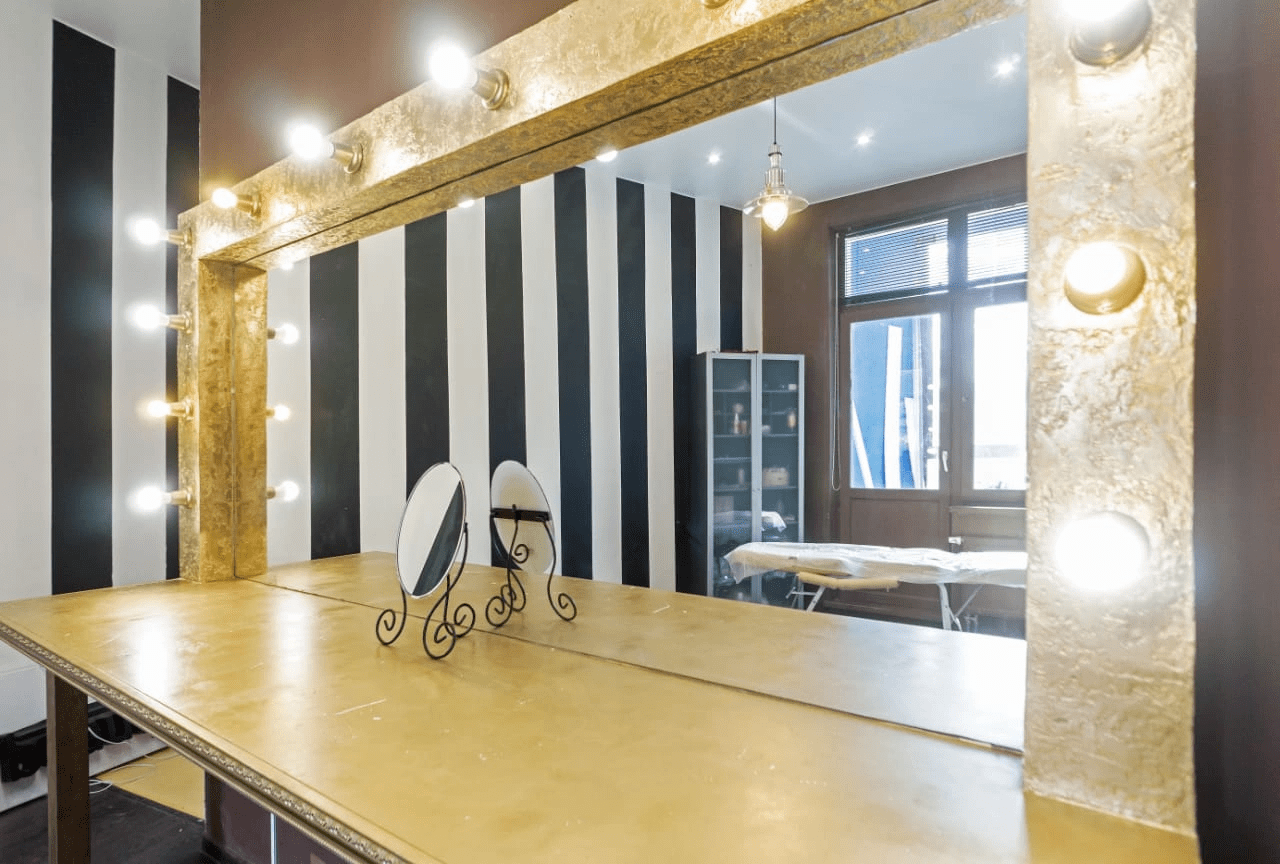 interior-Салон-красоты-Frau-beauty-Salon--in-lakki-crm