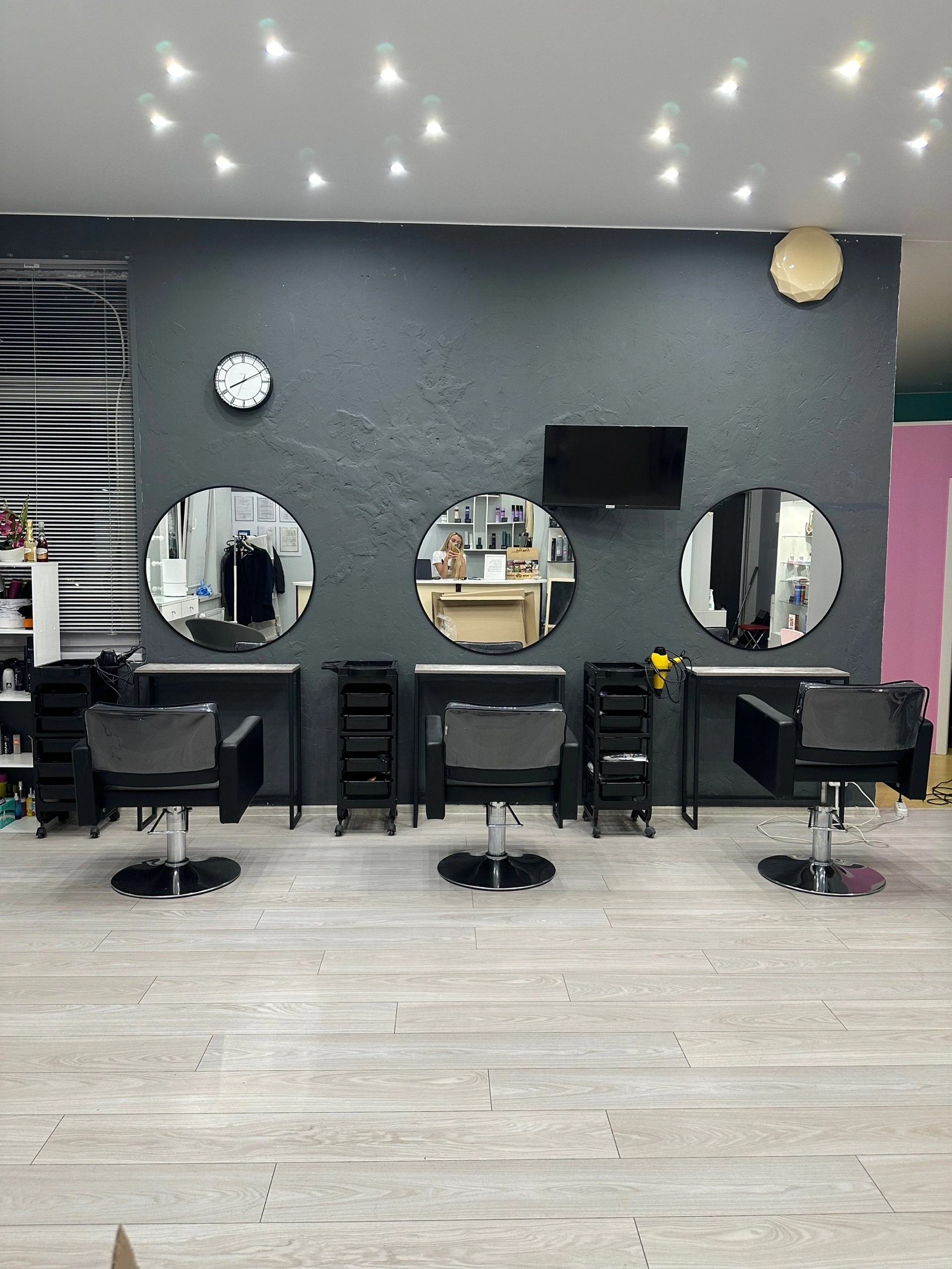 interior-Салон-красоты-Frau-beauty-Salon--in-lakki-crm