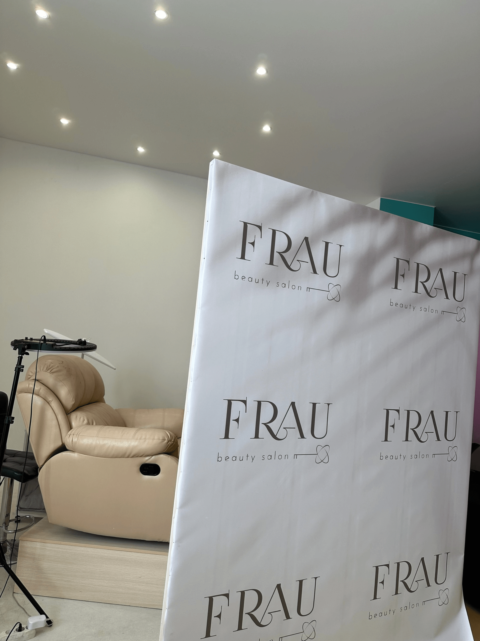 interior-Салон-красоты-Frau-beauty-Salon--in-lakki-crm