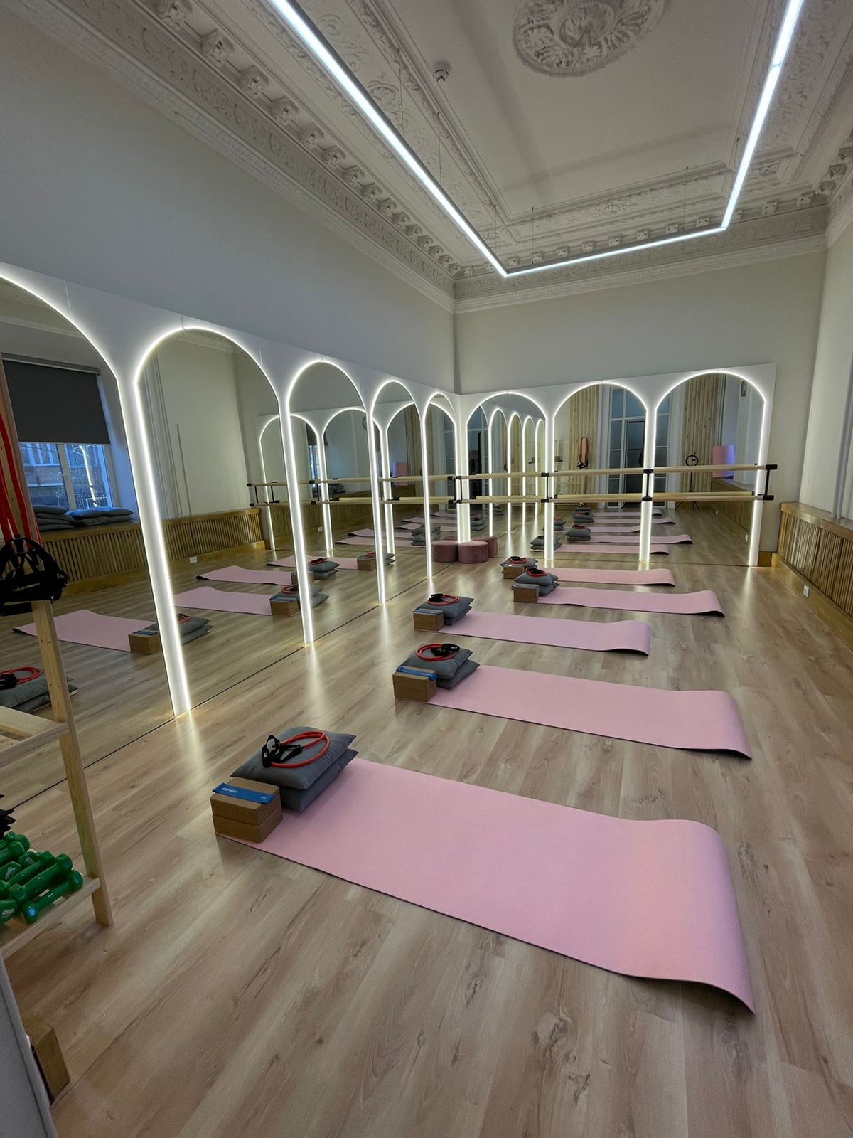 interior-Студия-растяжки-Burstretch-in-lakki-crm