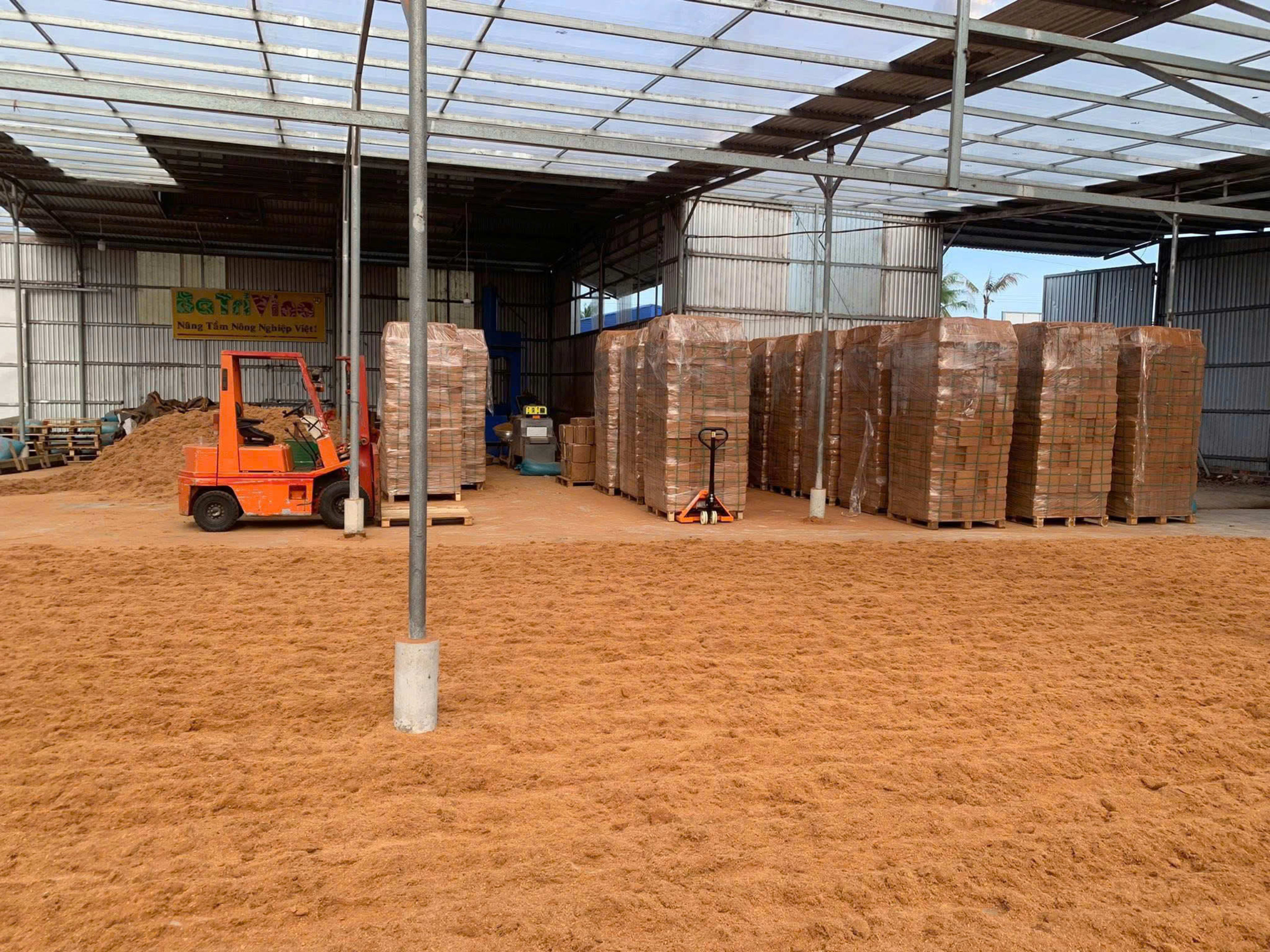 Natural coir pots, blocks and fibre with tropical leaves