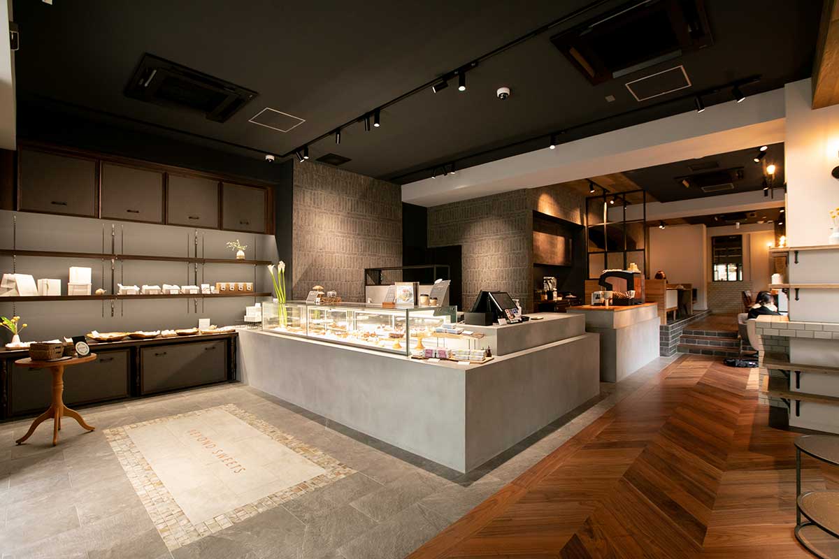 BEYOND SWEETSの広々とした店内