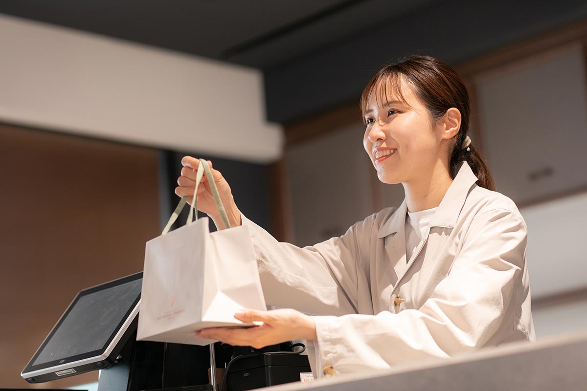 笑顔で接客するスタッフ