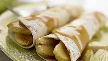 Süße Tortillas mit Bananen und Karamellsauce