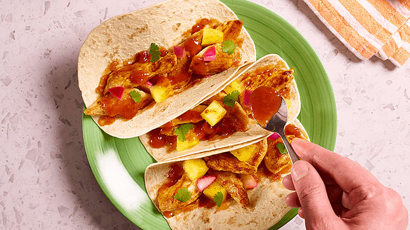 délicieux tacos al pastor street vibes servis sur une assiette verte