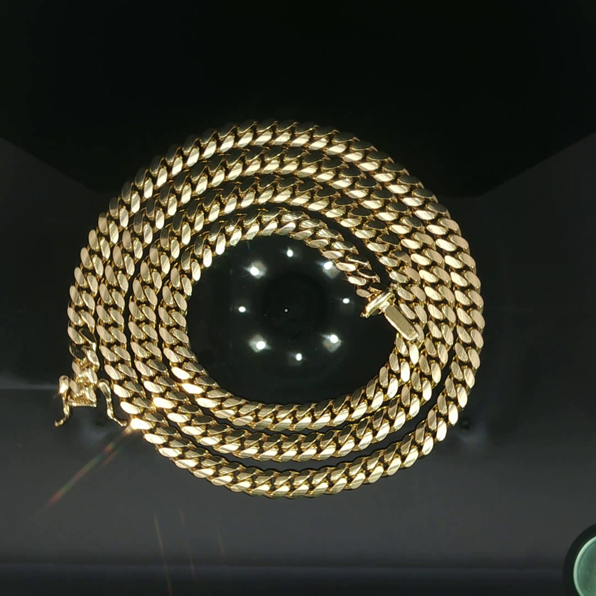 Classic Yellow Gold Cuban Link Chain 22" 5mm video preview