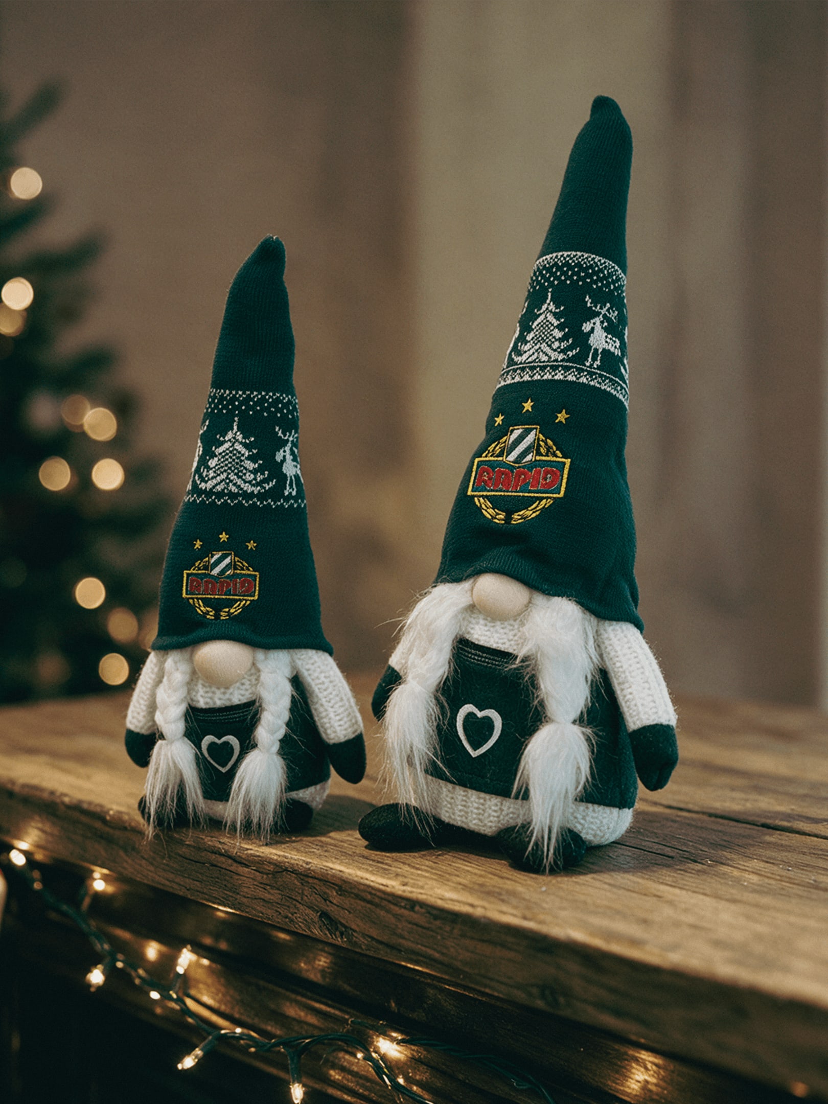 Großer SK Rapid Weihnachtswichtel 40 cm neben kleinerem Wichtel als grün-weiße Weihnachtsdekoration.