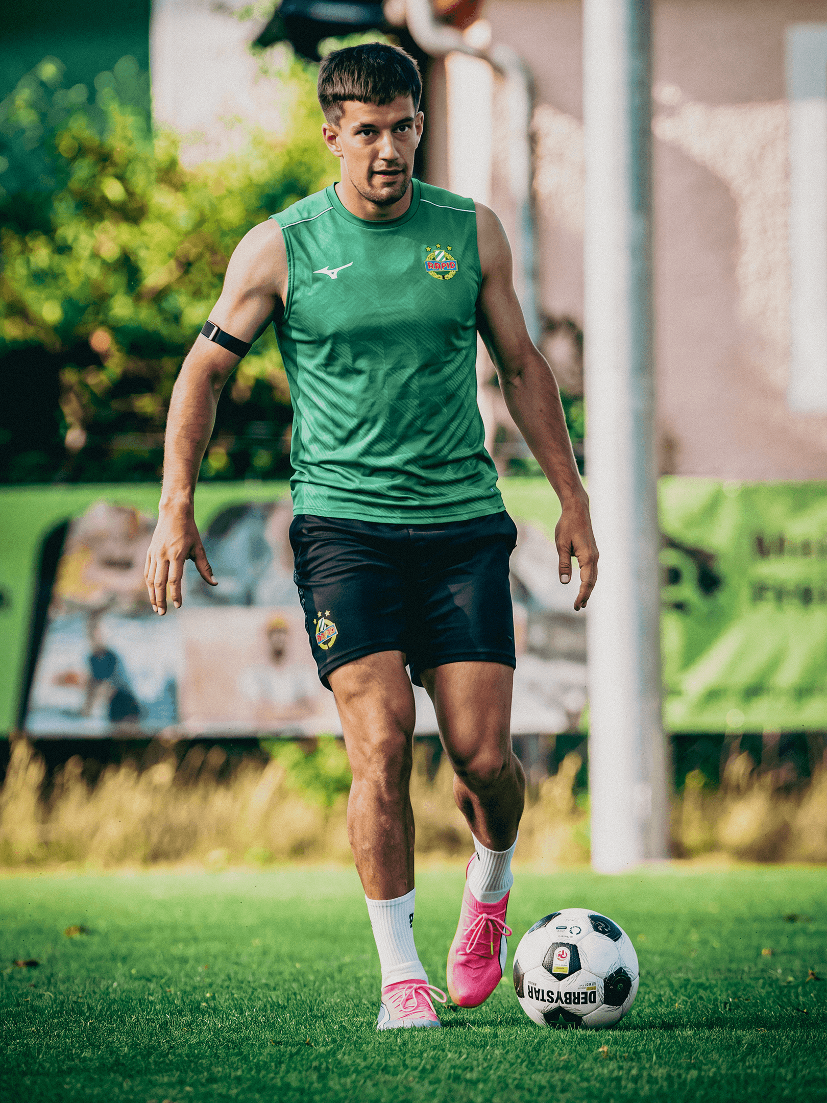 Spieler trägt das grüne SK Rapid Mizuno Training Tanktop beim Fußballtraining.
