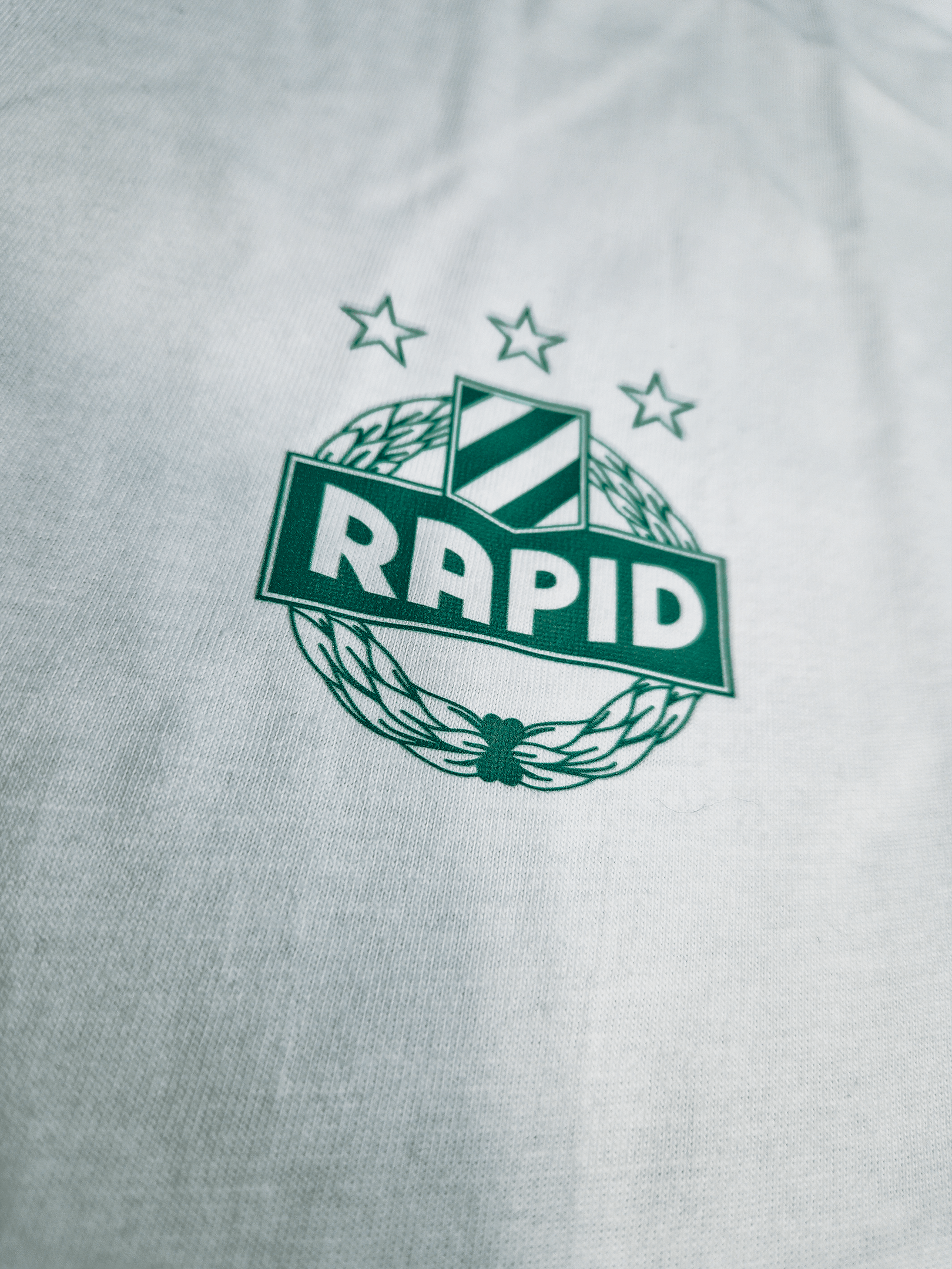 Nahaufnahme des Rapid-Details auf dem T-Shirt Essential.