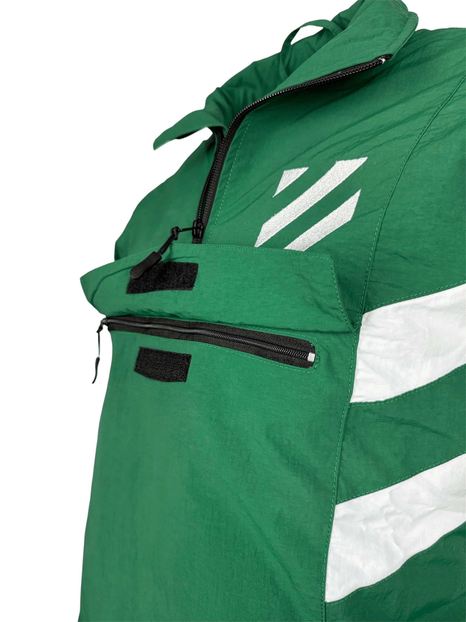 Frontfach mit Reißverschluss und Wappenschild-Motiv am grünen SK Rapid Windbreaker.