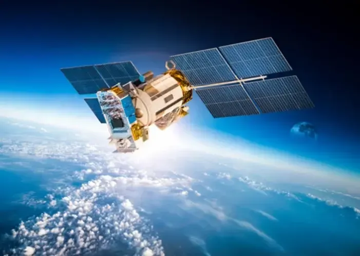 Ministério das Comunicações destaca papel estratégico de satélites para expandir internet no Brasil