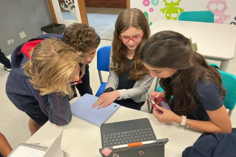 Alunos do 6º ano transformam estudo sobre minerais em jogo digital e projeto conquista prêmio nacional
