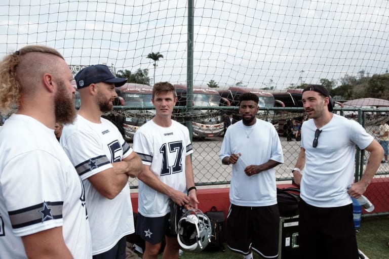 Jogadores do Flamengo visitam treino do Dallas Cowboys