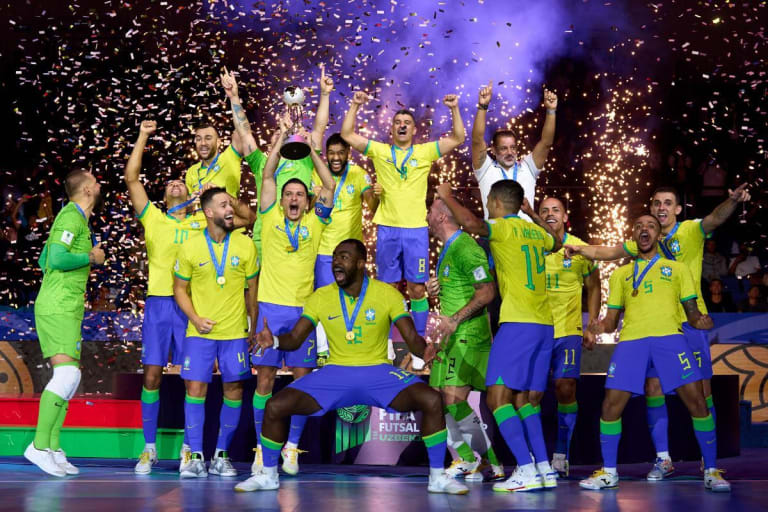 Brasil lidera rankings mundiais de futsal masculino e feminino da FIFA