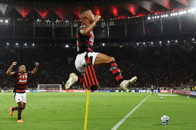 Flamengo recusa R$ 140 milhões por Samuel Lino e mantém atacante no elenco