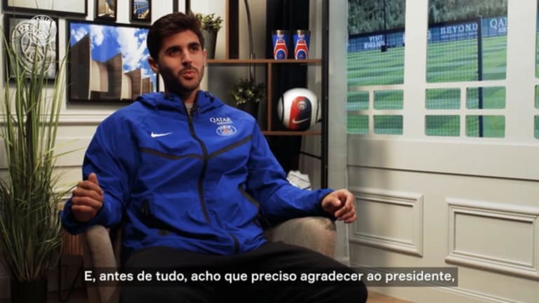 Zagueiro Lucas Beraldo renova contrato com PSG até 2031 e celebra permanência
