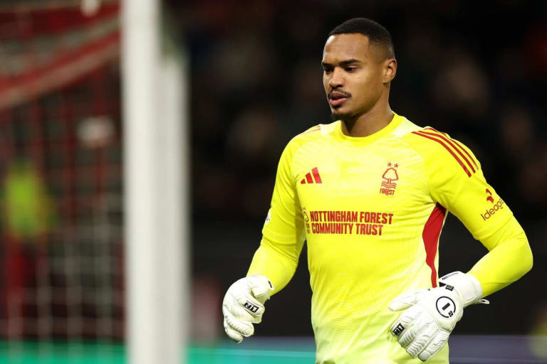 Flamengo intensifica negociações para contratar goleiro John e substituir Rossi