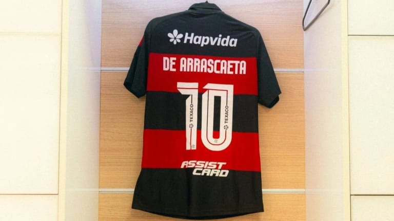 Lubrax reestreia no uniforme do Flamengo após 17 anos em clássico contra o Fluminense