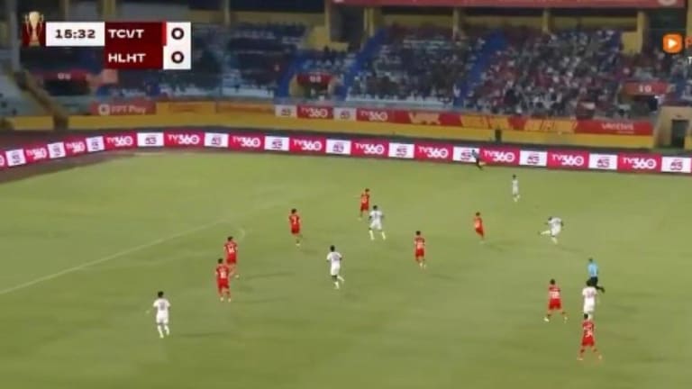 Luiz Antonio ex-Flamengo marca golaço de quase 40 metros no Vietnã