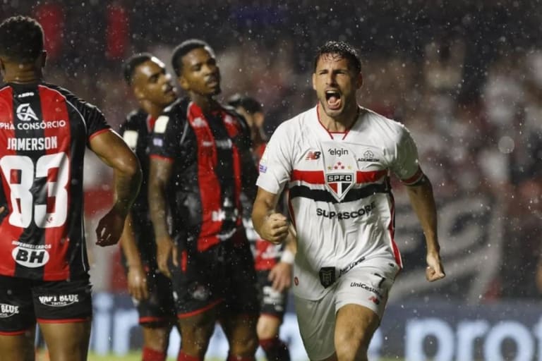 São Paulo vence Vitória com dois gols de Calleri e se afasta do Z-4
