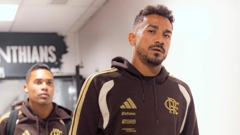 Danilo passa por cirurgia no Flamengo após fraturar mandíbula em clássico