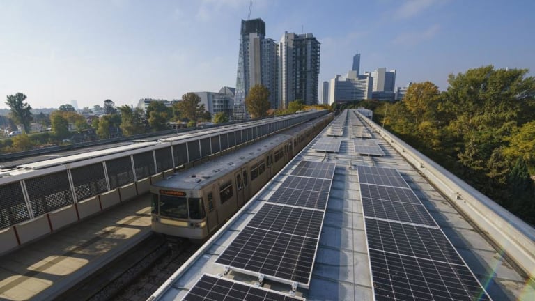 Áustria: 43 mil pedidos em 10 min por subsídio solar e comparação com Fio B brasileiro