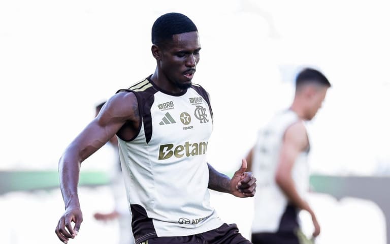 Flamengo recupera Evertton Araújo para semifinal da Libertadores após liberação médica