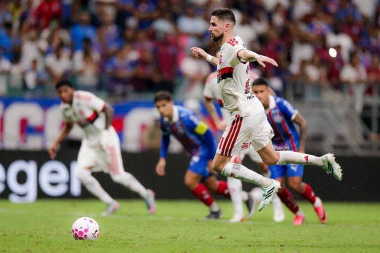 Flamengo atropela Bahia em Salvador e reassume liderança isolada do Brasileirão