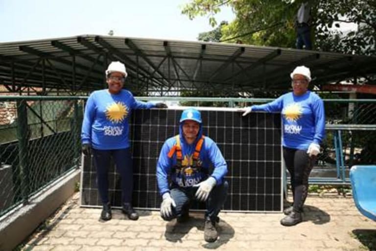 Revolusolar e TotalEnergies lançam plataforma para conectar profissionais ao mercado de trabalho na área de energia