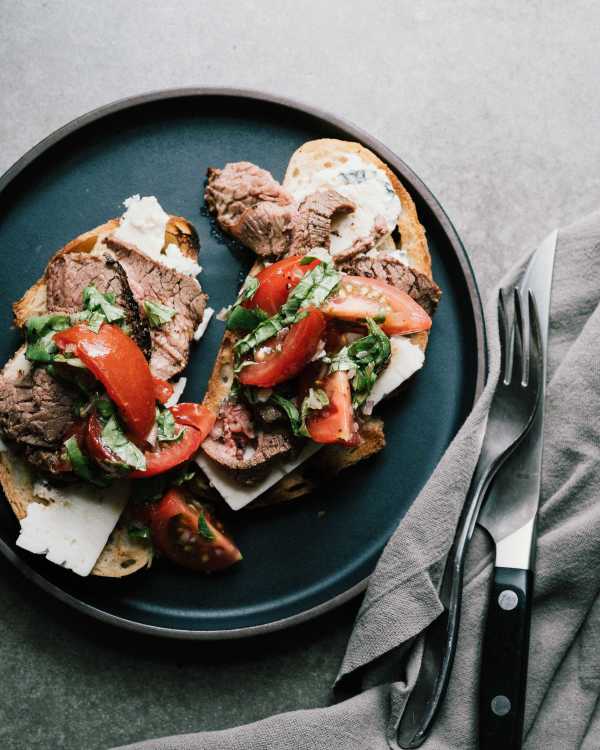 Steak Tartines w/ Gorgonzola & Tomato Salad