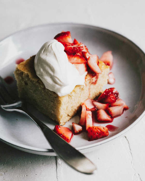 Vanilla Cake w/ Strawberries & Cream