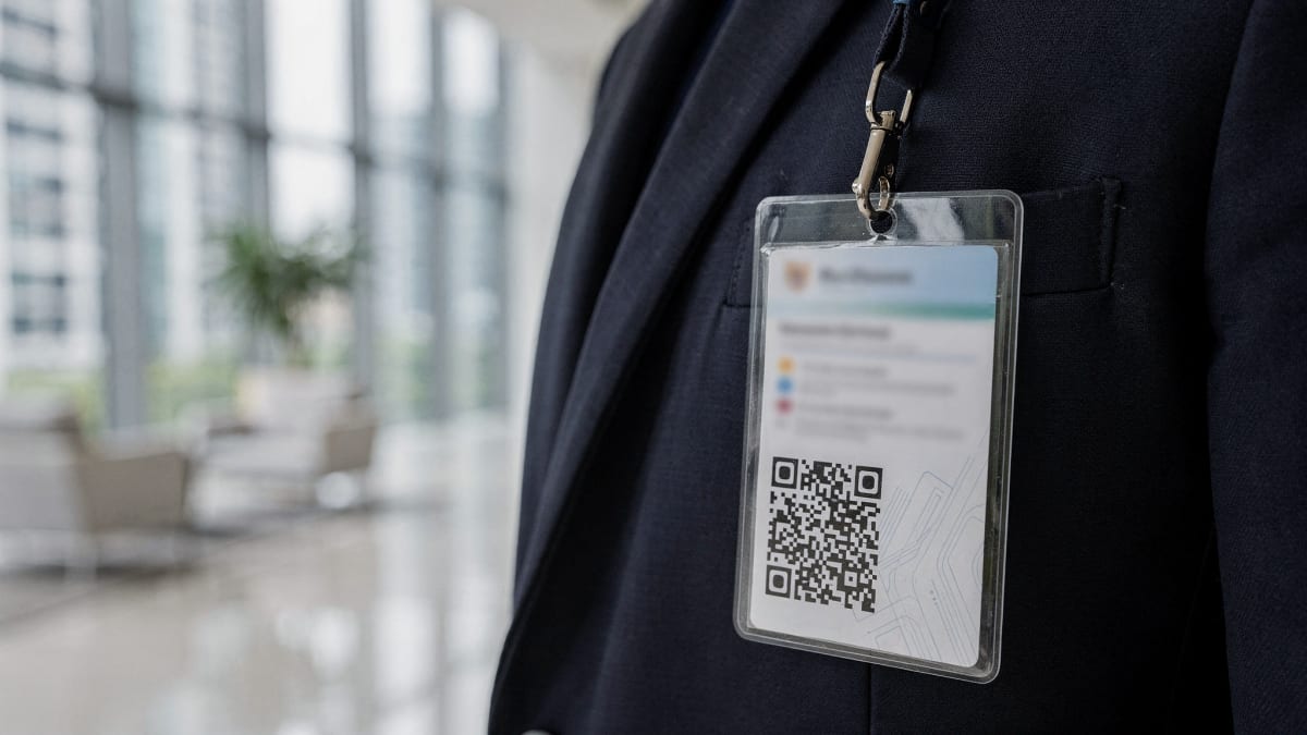 Kad pengenalan perunding hartanah dengan kod QR pada blazer