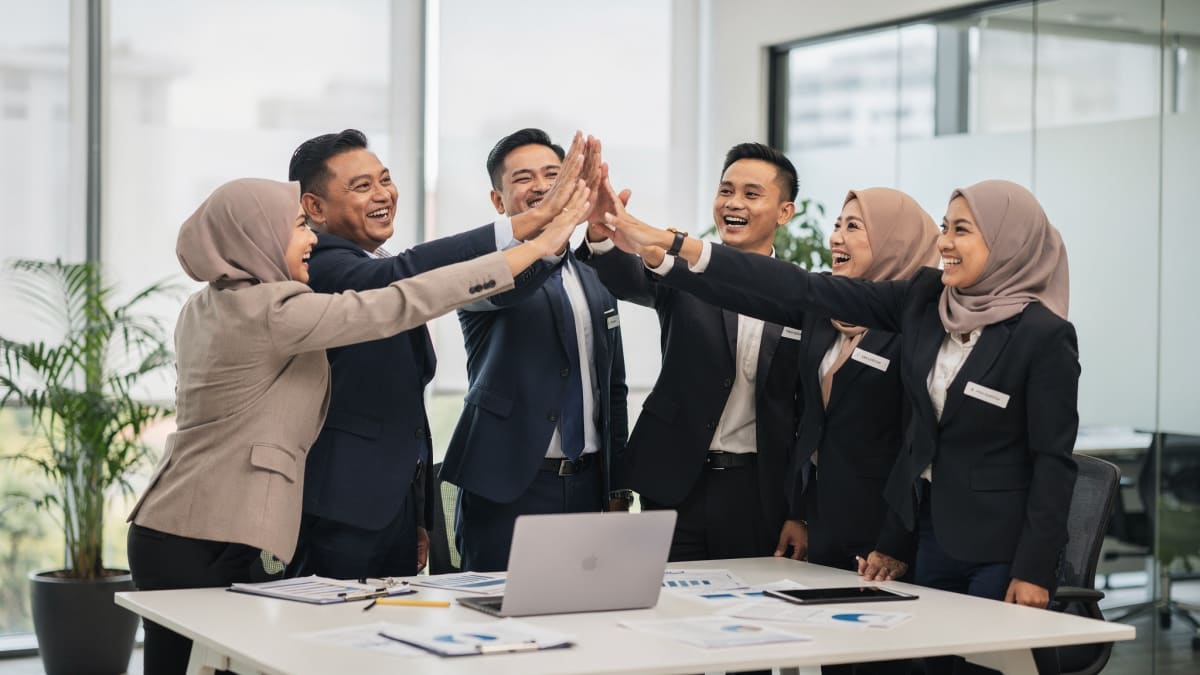 Team perunding hartanah meraikan kejayaan closing di pejabat