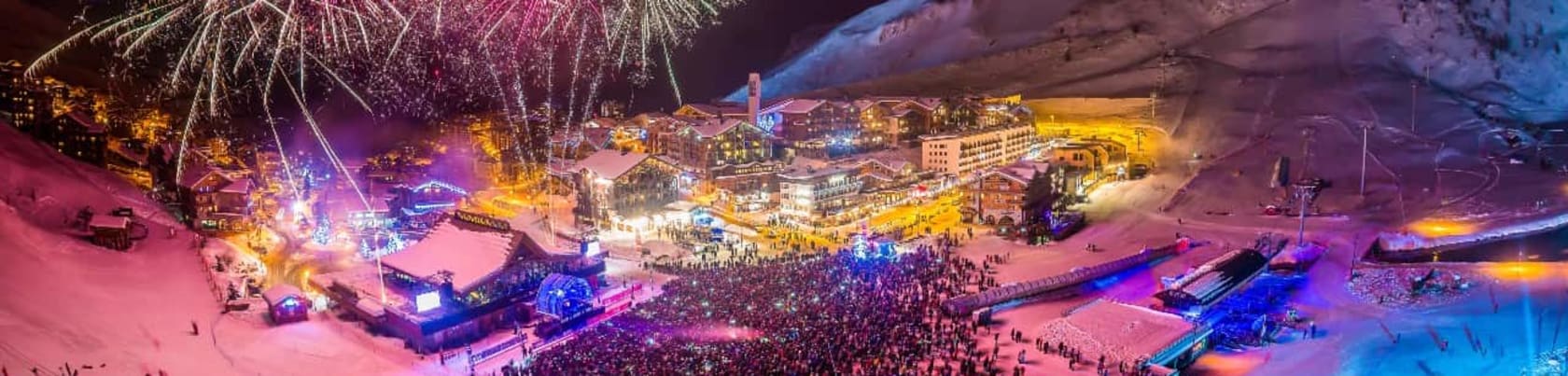 Nytårsfest med mange mennesker på snetorvet i Val d Isère
